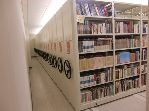 Figure 5. Compact shelving section  (圖五、密集書庫)
